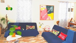Ein Wohnzimmer mit zwei Sofas, einem Couchtisch und einem Gemälde an der Wand.