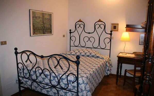 Escritorio, cunas gratuitas, wifi gratis y ropa de cama