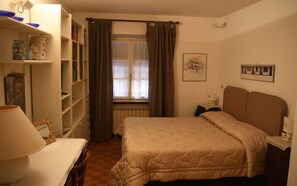 Escritorio, cunas gratuitas, wifi gratis y ropa de cama