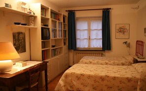 Escritorio, cunas gratuitas, wifi gratis y ropa de cama