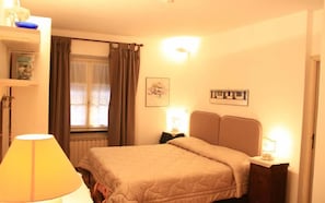 Escritorio, cunas gratuitas, wifi gratis y ropa de cama