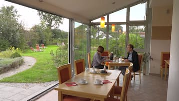 Tägliches Frühstücksbuffet gegen Gebühr