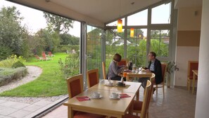 TĂ€gliches FrĂŒhstĂŒcksbuffet (12 EUR pro Person)