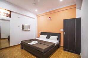 Deluxe Room | Bed sheets - Hotel Rudra (Majhgawan)