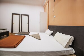 Deluxe Double Room | Bed sheets - Hotel Rudra (Majhgawan)