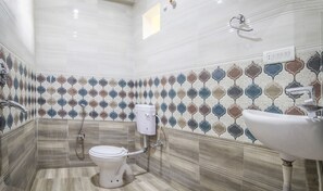 Deluxe Room | Bathroom | Shower, free toiletries, towels