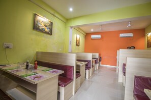 Restaurant - Hotel Rudra (Majhgawan)