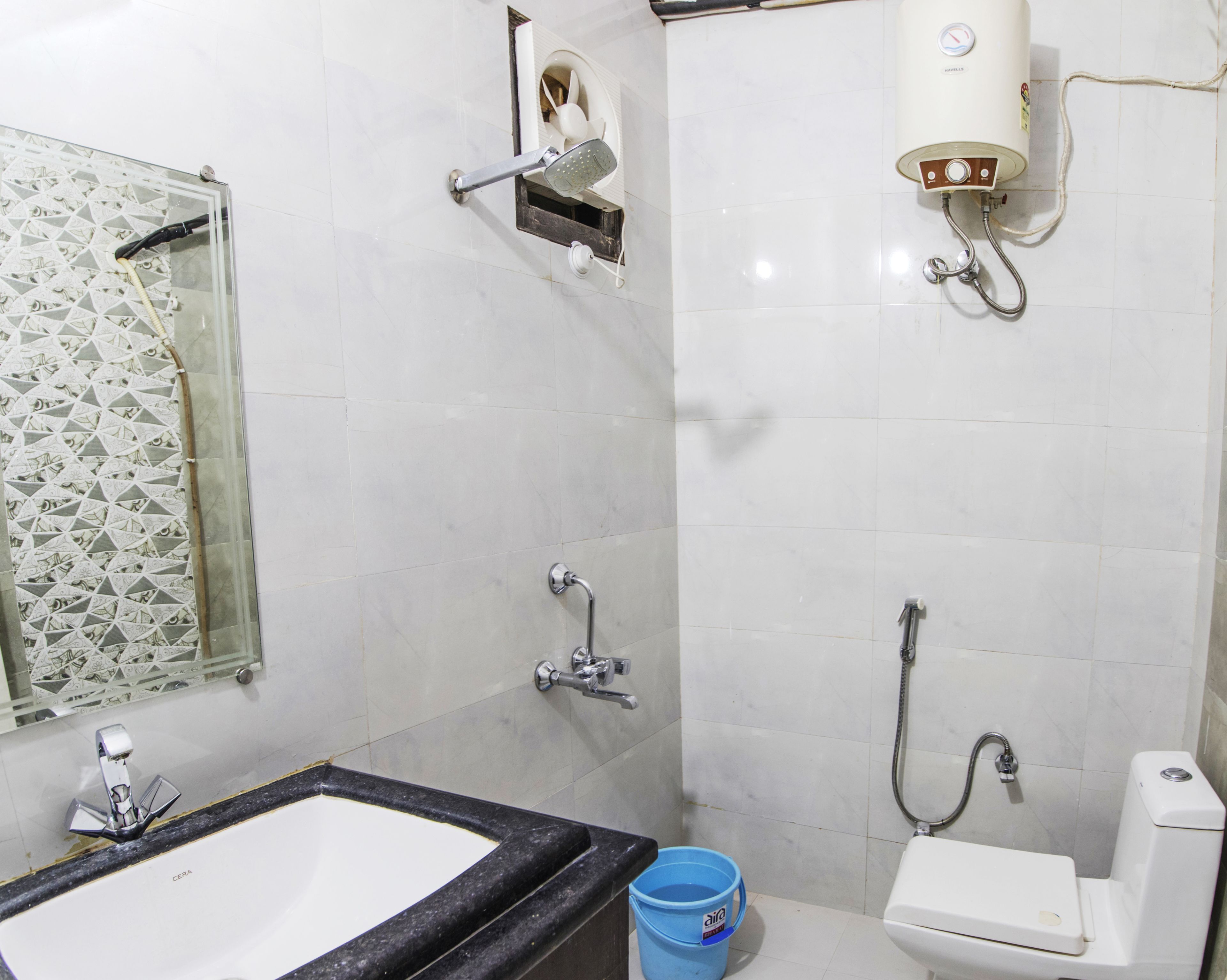 Deluxe Double Room | Bathroom | Shower, free toiletries, towels