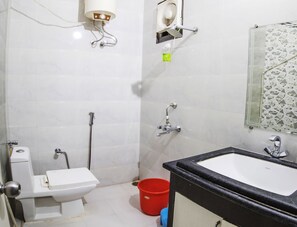 Deluxe-dobbeltværelse | Badeværelse | Bruser, gratis toiletartikler, håndklæder