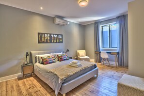 2 bedrooms, desk, iron/ironing board, cots/infant beds - Warwick Mansions 7 (Cape Town)