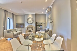 Comfort Apartment | In-room dining - Warwick Mansions 7 (Cape Town)