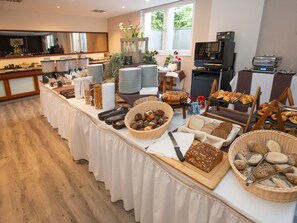 Bữa sáng buffet hàng ngày với phụ phí nhỏ 