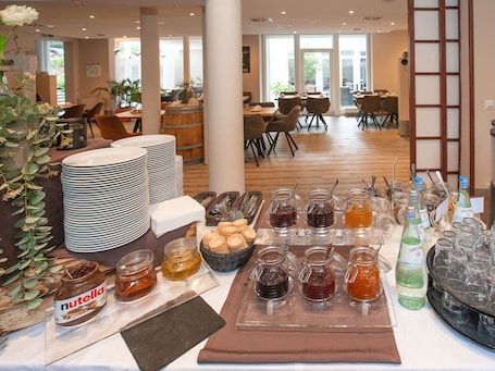 Desayuno buffet diario (EUR 24.90 por persona)