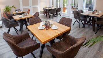 Dagelijks ontbijtbuffet (EUR 24.90 per persoon)