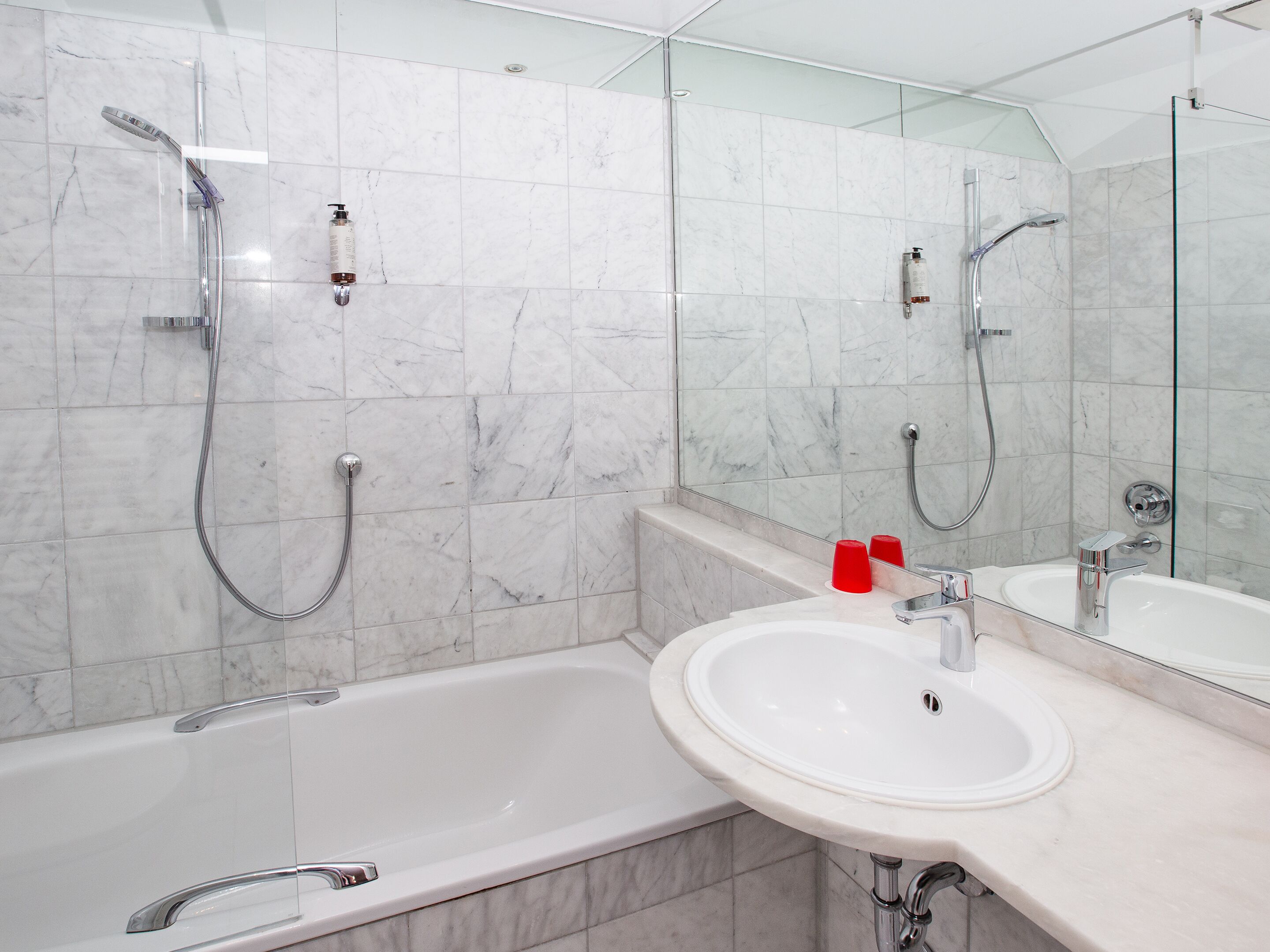 Un baño moderno con bañera, lavamanos y ducha.