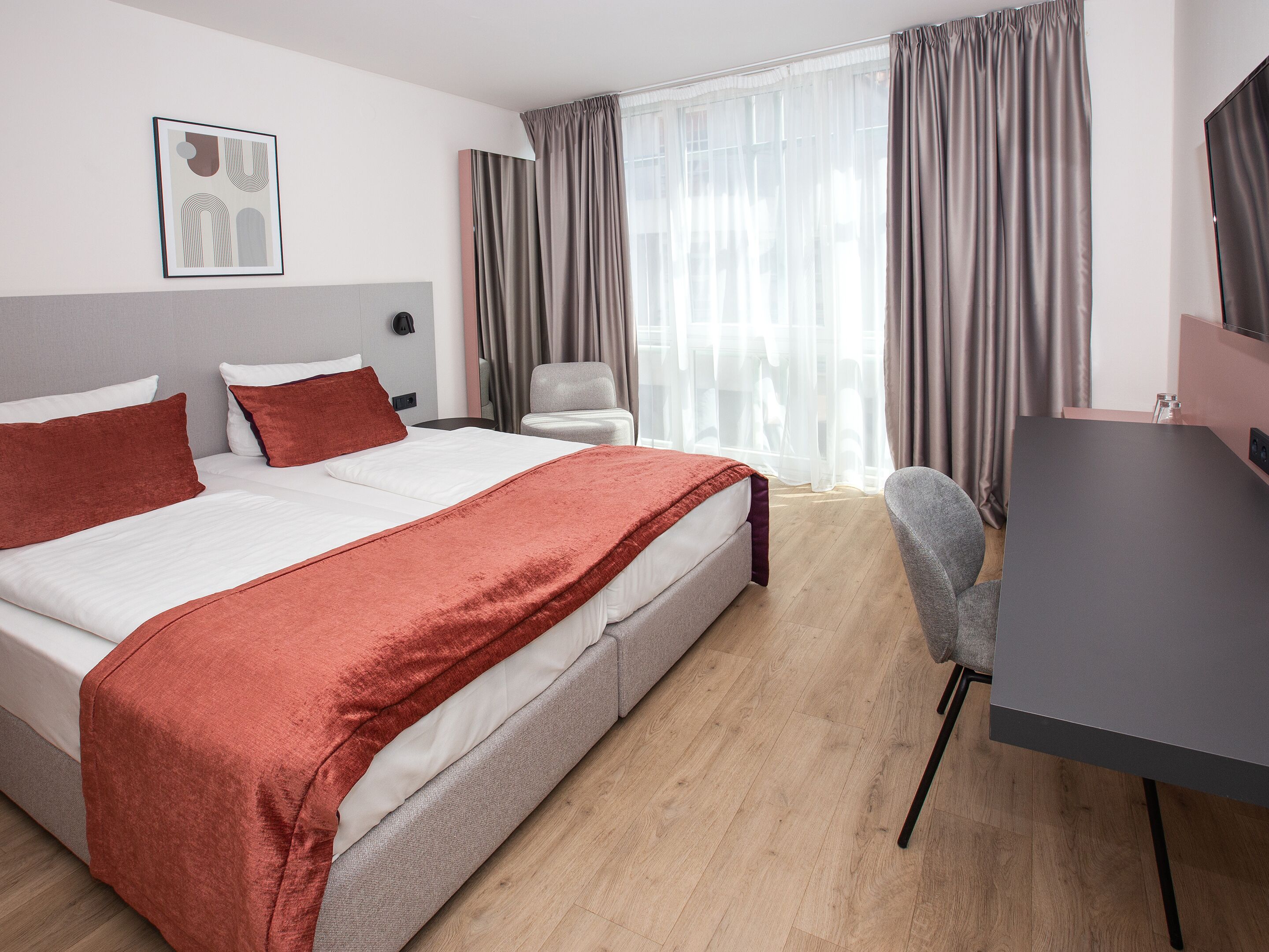 Ropa de cama hipoalergénica, minibar, escritorio y cortinas blackout 