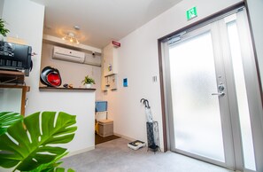 Interior entrance - Kujira 303 (Osaka)