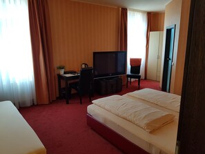 Double Room | Desk, rollaway beds, free WiFi, bed sheets - Gästehaus Alte Kellerei (Niederfell)