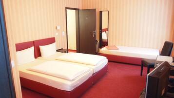 Double Room | Desk, rollaway beds, free WiFi, bed sheets