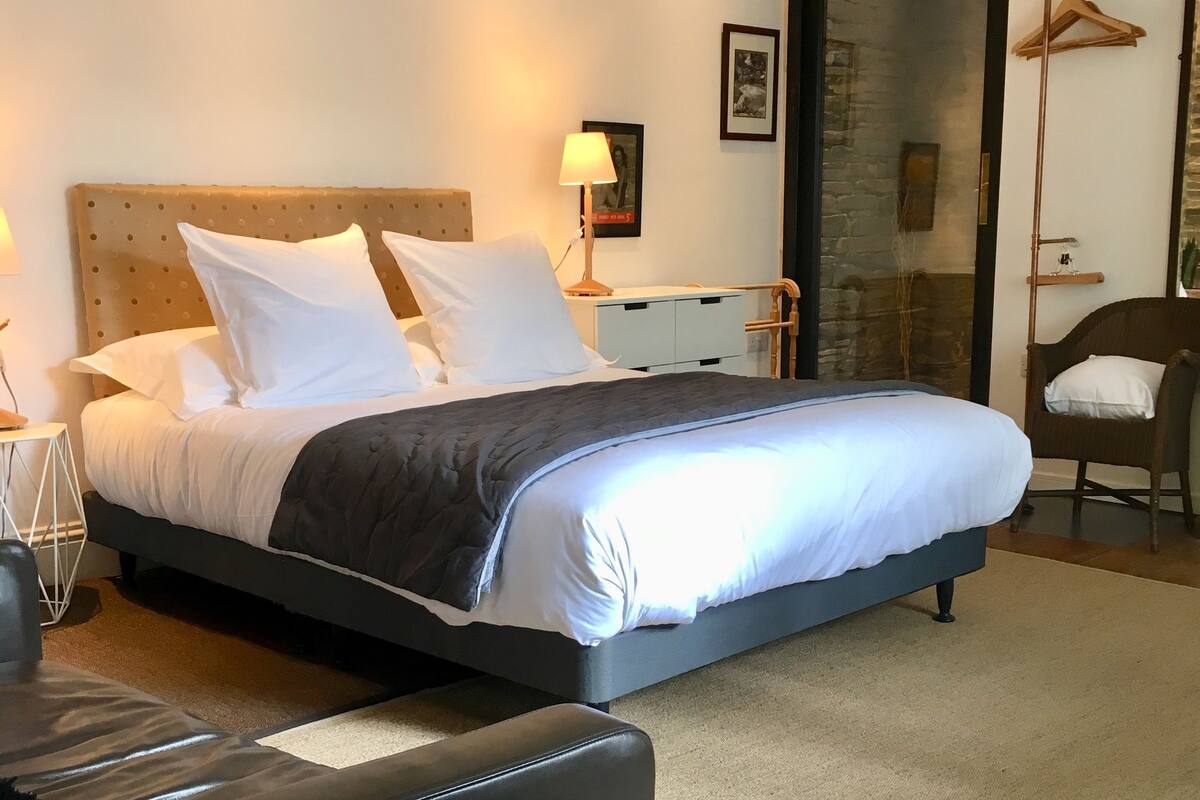 Studio Apartment (Garden Room) | Iron/ironing board, WiFi (free), bed sheets