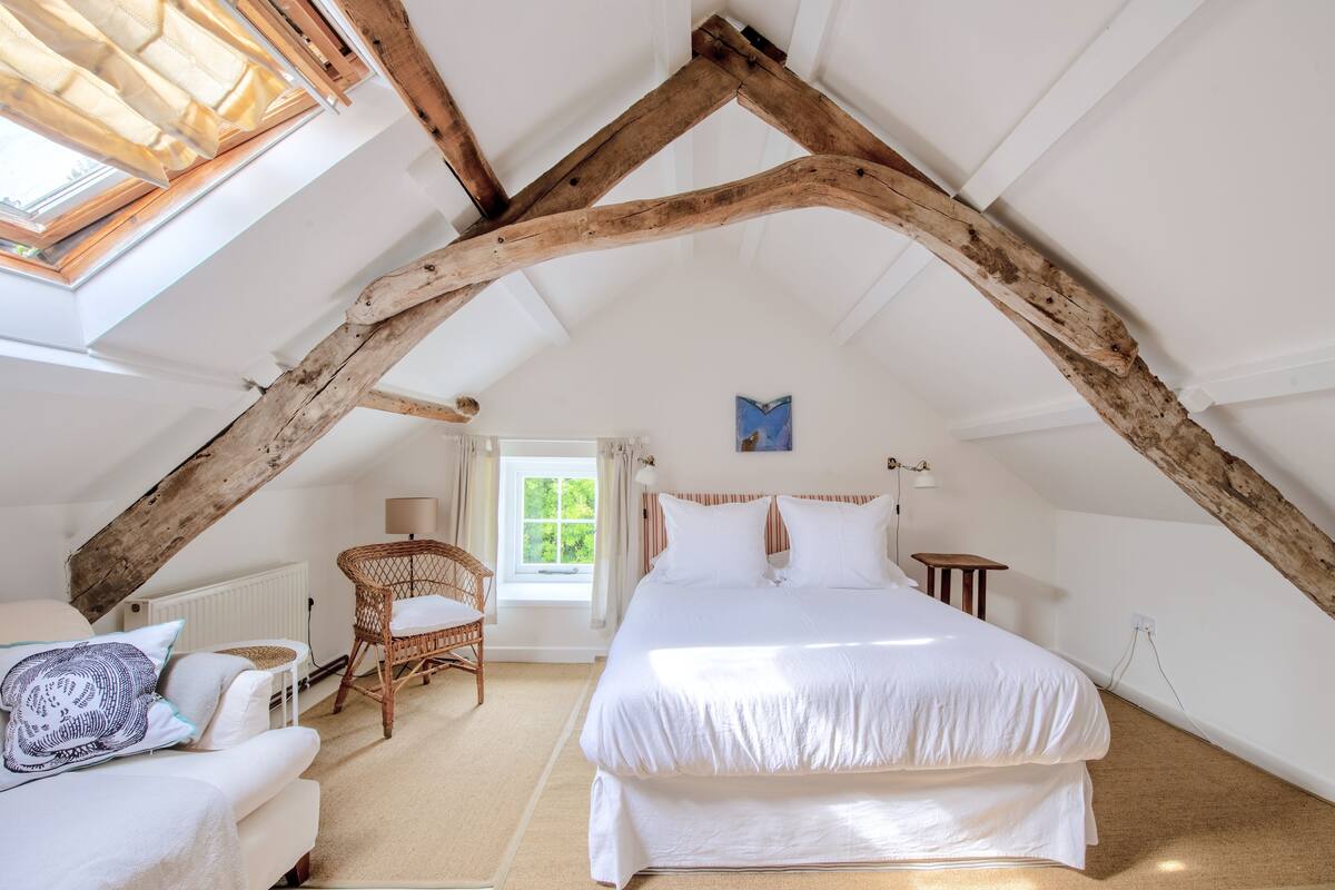 Studio Apartment (Attic Room) | Iron/ironing board, WiFi (free), bed sheets