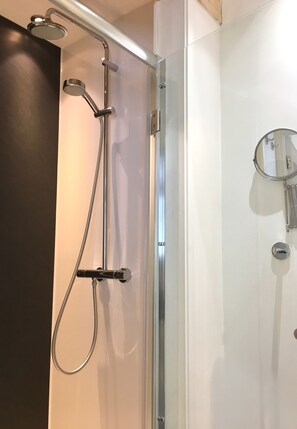 Studio Apartment (Garden Room) | Bathroom | Free toiletries, hair dryer, towels