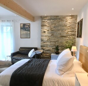 Studio Apartment (Garden Room) | Iron/ironing board, free WiFi, bed sheets - Quay Street Studios (Cardigan)