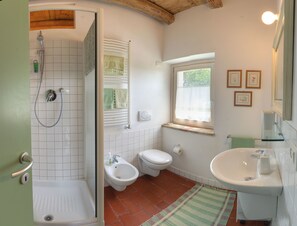 Vierbettzimmer | Badezimmer | Dusche, Haartrockner, Bidet, Handtücher