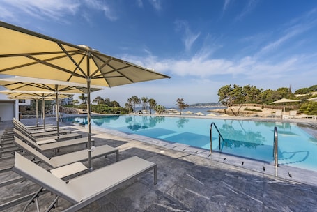 Outdoor pool, pool umbrellas, pool loungers. Hapimag Resort Porto Heli