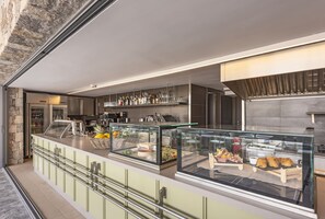 Päivittäinen mannermainen aamiainen (16 EUR per henkilö)