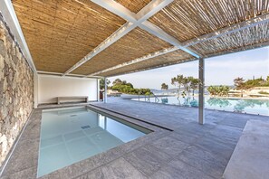 Outdoor pool, pool umbrellas, sun loungers - Hapimag Resort Porto Heli (Ermionida)