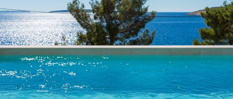 Seasonal outdoor pool, free cabanas, pool umbrellas