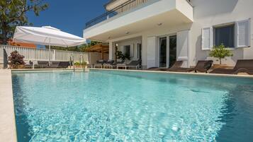 Seasonal outdoor pool, free cabanas, pool umbrellas