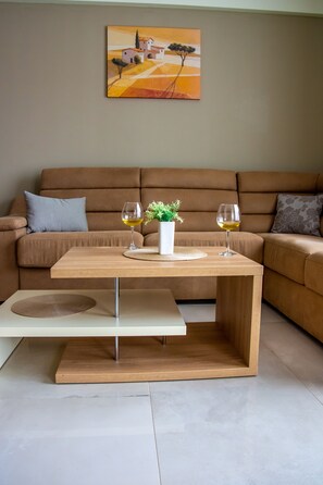 Huoneisto, merinäköala | Oleskelualue | Taulutelevisio, DVD-soitin