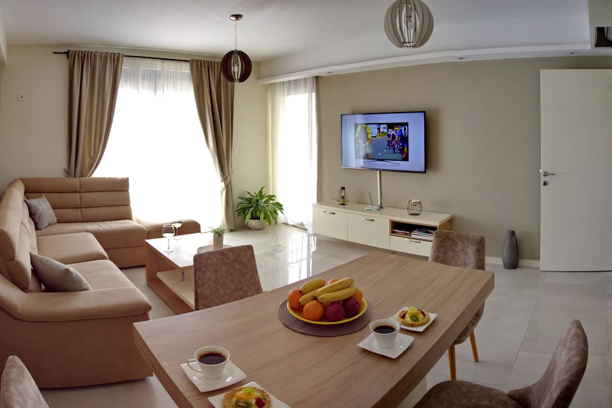 Appartement, vue mer | Coin séjour | Télévision à écran plat, lecteur de DVD