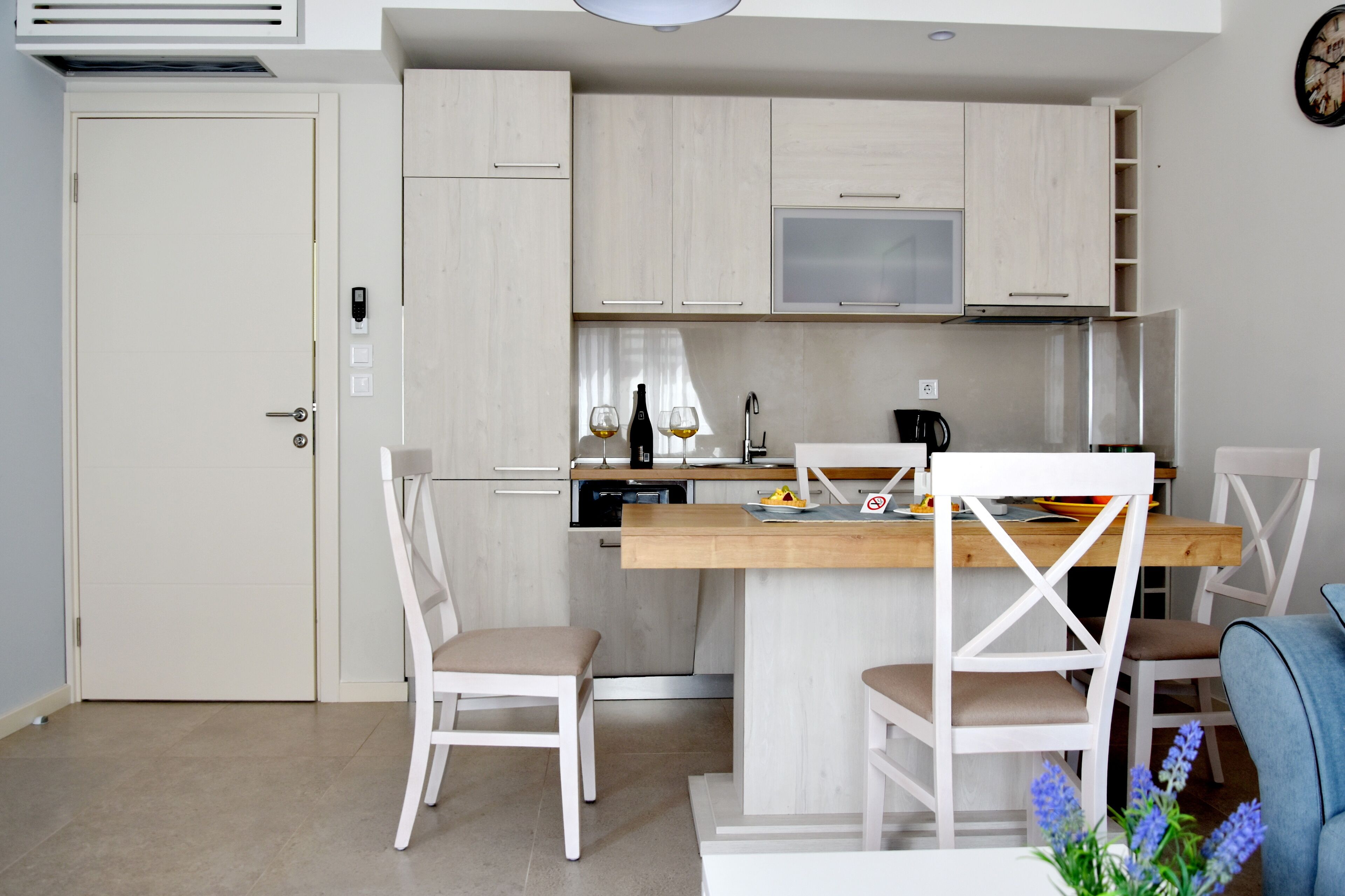 Apartment, 1 Bedroom | Ruang tamu | TV skrin rata, pemain DVD 
