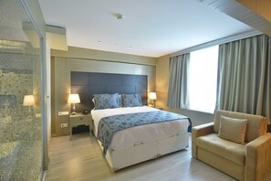 Tremannsrom – deluxe, hageutsikt | Minibar, safe på rommet og strykejern/-brett