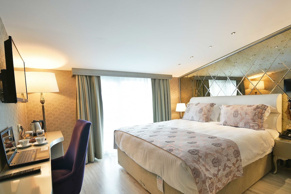 Kamar Double Deluks, pemandangan kota | Minibar, brankas, dan setrika/meja setrika