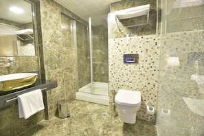 Habitación triple Deluxe, vista al jardín | Baño | Secadora de cabello, pantuflas, toallas 