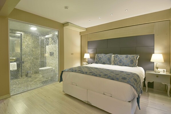 Kamar Triple Deluks, pemandangan kebun | Minibar, brankas, dan setrika/meja setrika