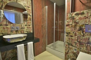 Tremannsrom – deluxe, hageutsikt | Bad | Hårføner, tøfler og håndklær