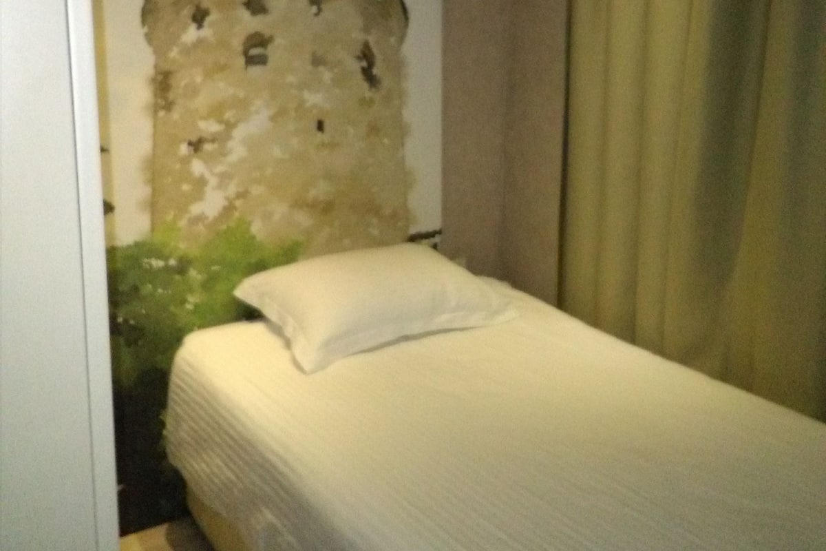 Kamar Single Ekonomi | Minibar, brankas, dan setrika/meja setrika
