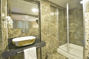 Deluxe trippelrum - utsikt mot trädgården | Badrum | Hårtork, tofflor och handdukar