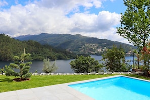A swimming pool with a view of a lake and mountains. - House with fantastic views of the Serra do Gerês (Gerês)