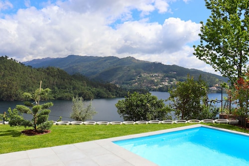 House with fantastic views of the Serra do Gerês