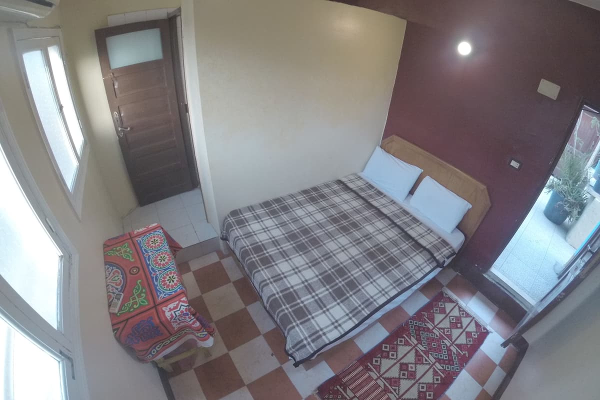 Blackout drapes, free WiFi, bed sheets