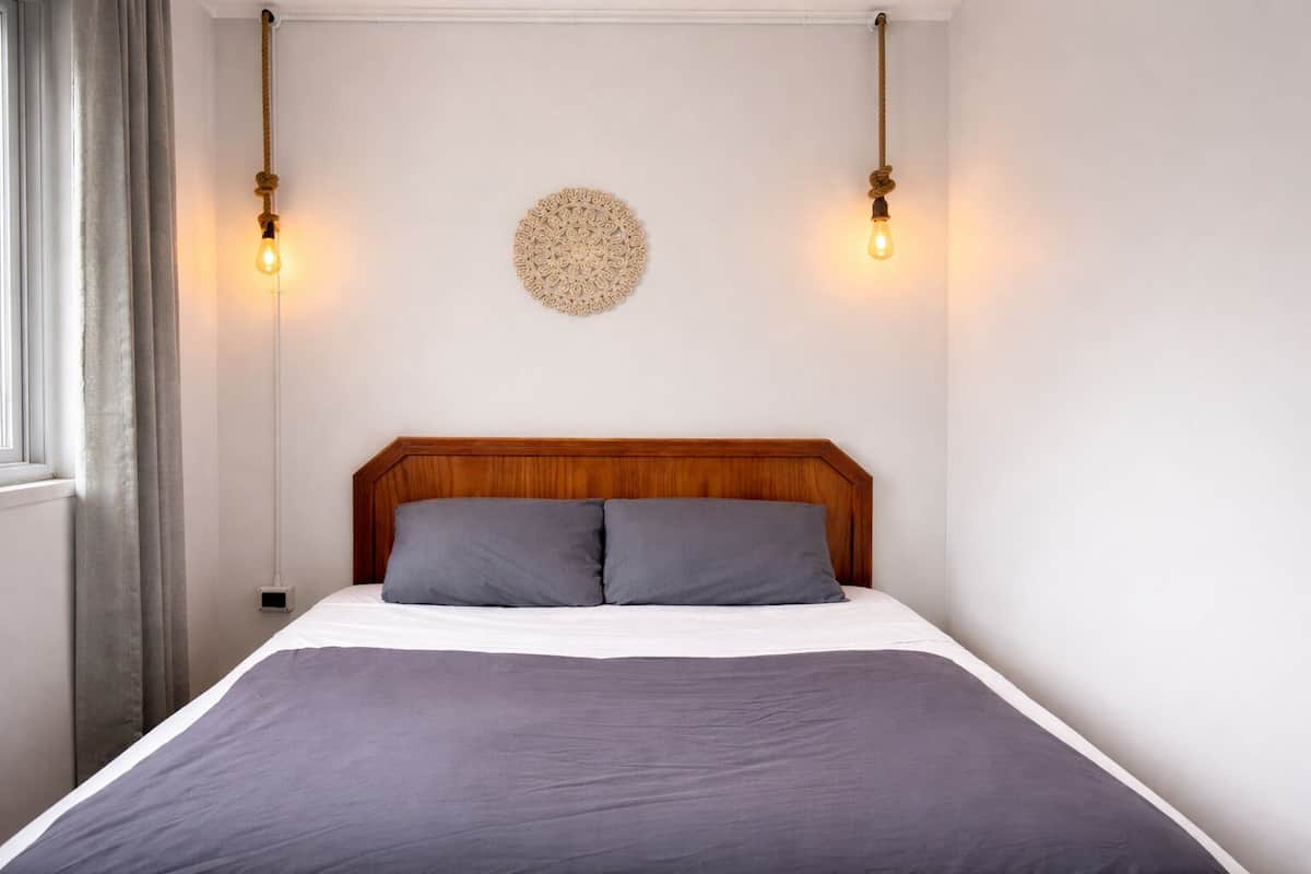 Habitación doble, 1 cama de matrimonio, baño privado | Cortinas opacas, wifi gratis, ropa de cama