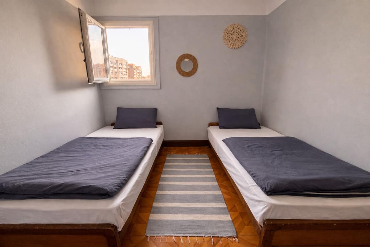 Habitación con 2 camas individuales, baño compartido | Cortinas opacas, wifi gratis, ropa de cama