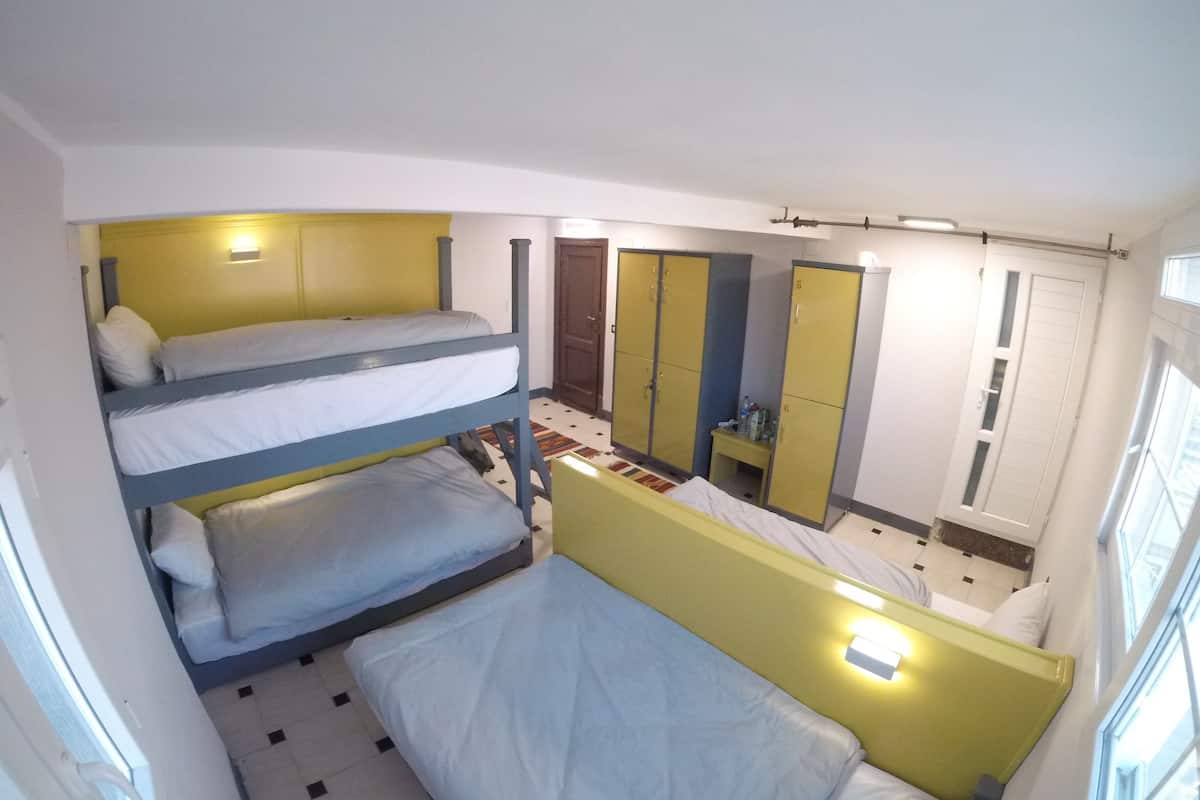 Dormitorio compartido Deluxe, dormitorio mixto, baño privado (Not for Egyptian nor Arab nationals) | Cortinas opacas, wifi gratis, ropa de cama