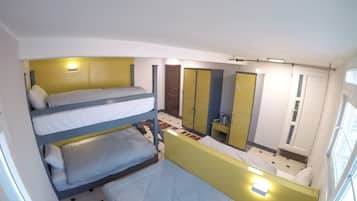 Cortinas blackout, wifi gratis y ropa de cama